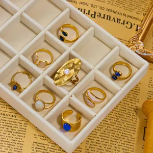 Anelli dorati regolabili in stile vintage con pietre preziose colorate in un vassoio display