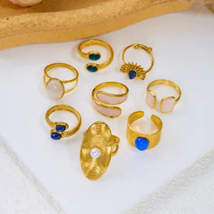 Collezione di anelli vintage dorati regolabili con gemme colorate e inserti di perle