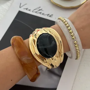 Bracciale a fascia dorato vintage con grande pietra nera e braccialetti in resina