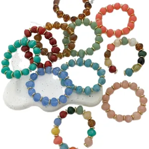 Sammlung von bunten Perlenarmbändern im Urlaubsstil mit unregelmäßigen Steinen in Farben