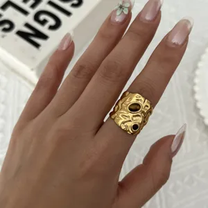 Primo piano di un anello regolabile in oro stile vintage con pietra occhio di tigre intarsiata