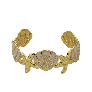 Exquisiter goldener Armreif mit farbenfrohen Emaille-Seestern- und Muscheldesigns im Meerestil