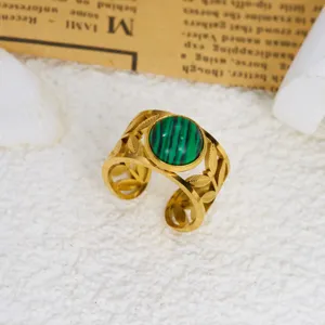 Vista macro dettagliata di un anello vintage in oro con malachite e motivo a foglie