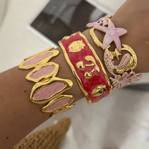 Kleurrijke emaille armbanden in dopaminestijl met zeesterren, fruit en gouden accenten