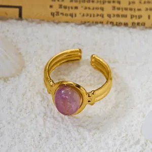 Vista ravvicinata di un anello vintage regolabile in oro con gemma viola ovale