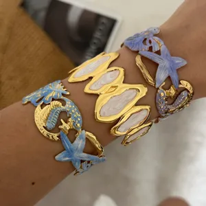 Levendige goudvergulde emaille zeester en golvende oceaan open armbanden set.