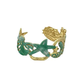 Vergulde oceaan thema manchet armband met groene emaille zeester en zeedieren stijl