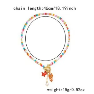 Detailansicht einer bunten Boho-Perlenkette mit Keramikfisch und Seestern-Anhängern