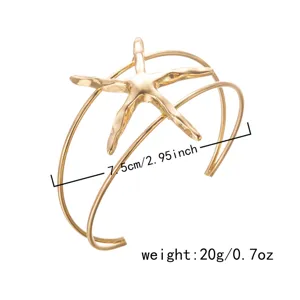 Vista dettagliata del bracciale da braccio a stella marina dorata con diametro di 7,5 cm.