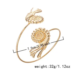 Vista dettagliata del bracciale nautilus dorato, diametro 7,5 cm e peso di 32 g