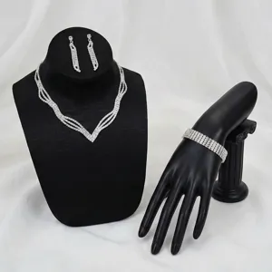 Set completo di gioielli da sposa in strass argento su eleganti supporti neri.