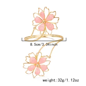 Dettaglio macro del bracciale a fiore rosa regolabile con dimensioni e peso