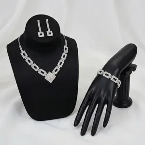 Vista dettagliata del set scintillante collana bracciale orecchini con strass chiari
