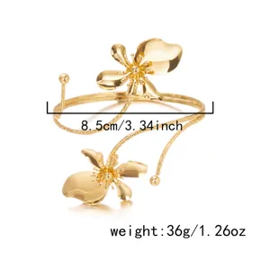 Dettaglio bracciale da braccio fiore dorato, diametro 8,5 cm e peso 36 g inclusi