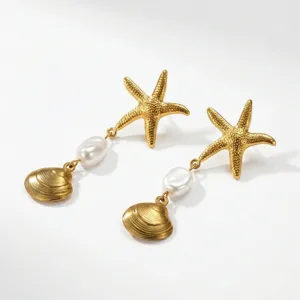Detaillierte Makroansicht der goldenen Seestern- und Muschelohrringe mit Perlen.