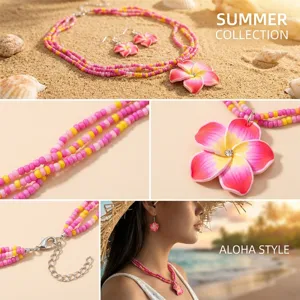 Detail-Collage von Sommer-Strandschmuck mit rosa Frangipani und bunten Perlenketten