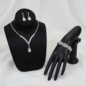 Elegante set vintage di collana orecchini e bracciale con strass per il matrimonio.
