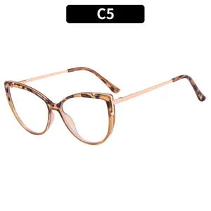 Eleganti occhiali cat-eye da donna tartarugati con stanghette in metallo dorato e montatura grande