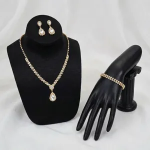 Elegante set di gioielli vintage dorati con collana e orecchini con pendente a goccia di cristallo