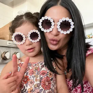 Gafas de sol de margaritas para adultos y niños perfectas para el verano en la playa.