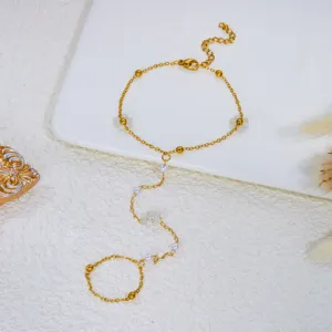 Elegante bracciale da dito a catena d'oro con fiori in smalto bianco e perle