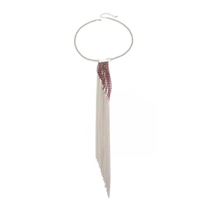 Dettaglio della collana vintage a frange argentate con spilla da balia con perline rosso scuro