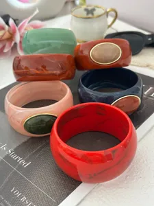Set di bracciali larghi in resina colorata con trama in agata marmorizzata stile vacanza