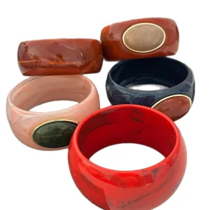 Set di bracciali rigidi larghi in stile boho resort con trama in resina finto agata colorata