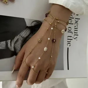 Elegante bracciale a catena con anello in oro e ciondoli a forma di fiore