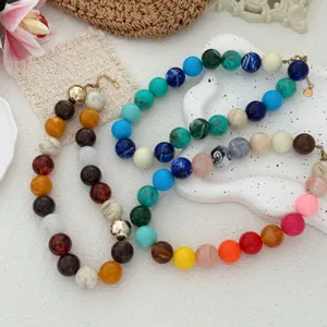 Collier ras du cou bohème à grosses perles multicolores et textures marbrées