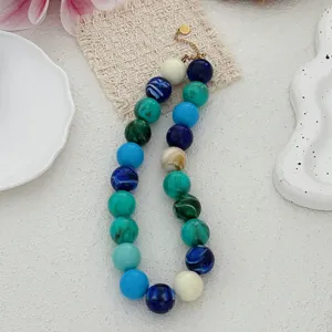 Vue détaillée d'un collier de perles épaisses multicolores de style bohème avec fermoir