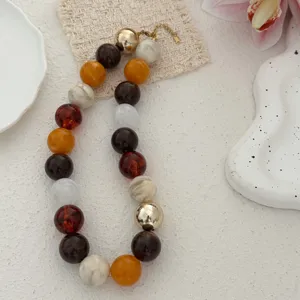 Vue détaillée d'un collier bohème à grosses perles colorées de style vintage.