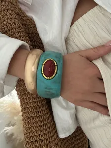 Détail du jonc bohème en résine turquoise associé à un bracelet épais de ton doré