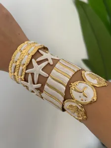 Detailansicht vergoldeter Edelstahl-Armbänder mit Meerjungfrau- und Seestern-Emaille