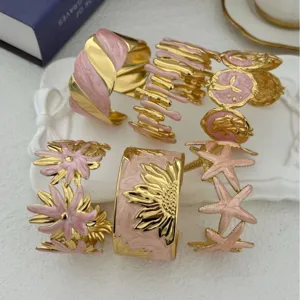 Elegante vergoldete Edelstahl-Armbänder mit Seestern-, Sonnenblumen- und rosa Emaille-Inlay