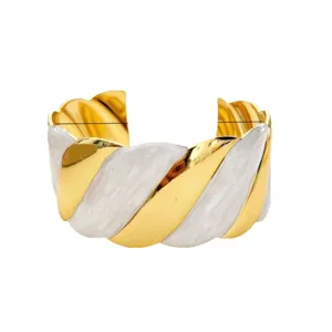 Eleganter Edelstahl-Armreif in Gold und Weiß mit Marmor-Emaille-Dekor und gewundenem Design
