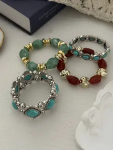 Detailopname van boheemse westerse turquoise armbanden met vintage zilveren kralen.