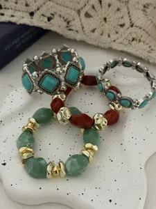 Gedetailleerde weergave van boheemse westernstijl turquoise en kralen armbanden.