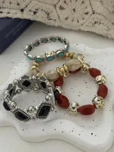Detailopname van boho turquoise en zilveren gelaagde armbanden in westernstijl