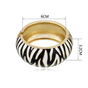 Modischer breiter Emaille-Armreif mit Zebrastreifen, 6 cm Durchmesser, 3,2 cm Breite