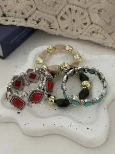 Gedetailleerd overzicht van boheemse western armbanden met turquoise en rode hars