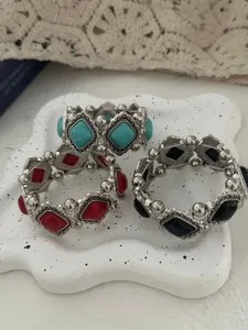 Gedetailleerde weergave van Boheemse vintage armbanden met turquoise en rode stenen