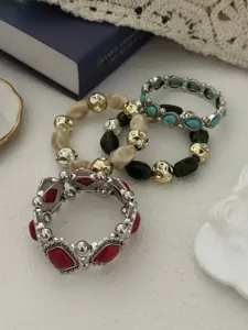 Detailweergave van Boheemse vintage armbanden met turquoise stenen en metaal.