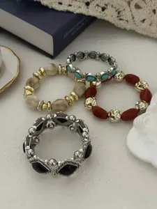 Detailopname van bohemien vintage armbanden met turquoise en marmeren kralen