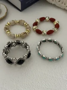 Gedetailleerd overzicht van vier boheemse vintage armbanden met turquoise en schedels