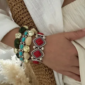 Boho western stijl meerlaagse armband met turkoois en rode stenen voor vakantie.