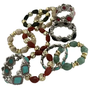 Western Boheemse retro armbandenset met turkoois en metalen kralen op een witte achtergrond