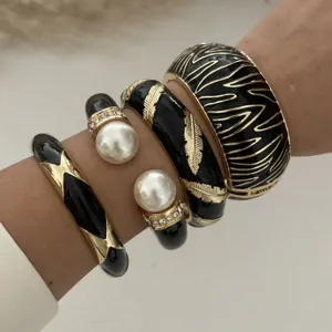 Europäisch Amerikanisch Zebra Streifen Emaille Armreif Legierung Breit Manschette Armband Mit Gold Feder Künstliche Perle Damen