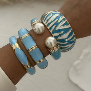 Stilvoller Emaille-Armreif mit Zebramuster und hellblaues Perlen-Armbandset für Damen