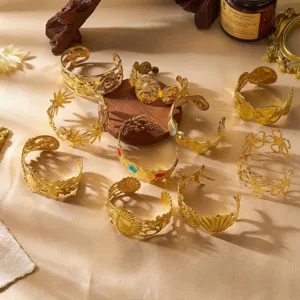 Set di bracciali aperti in acciaio inossidabile dorato con foglie irregolari donna